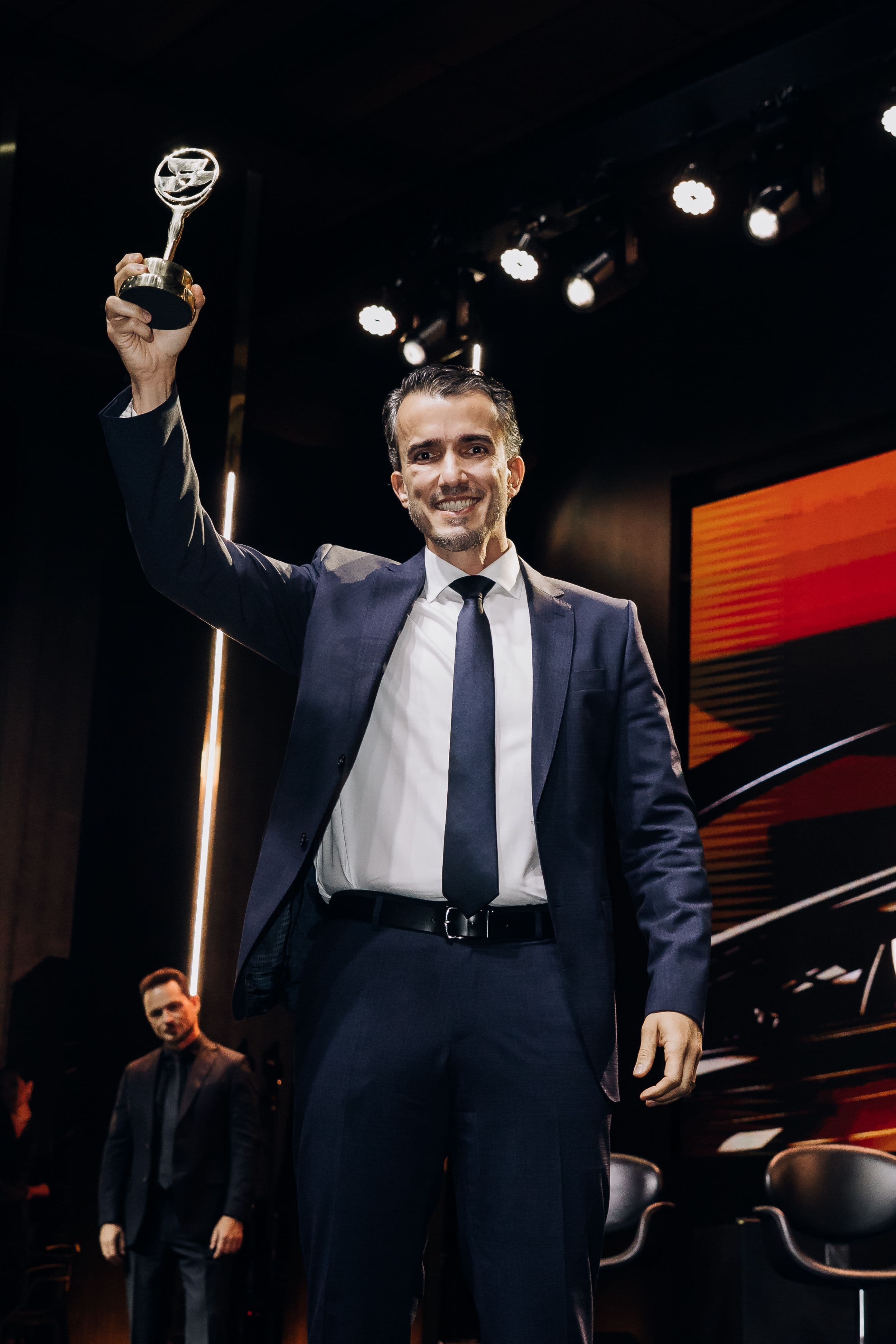 Rafael Mendes recebendo prêmio nacional